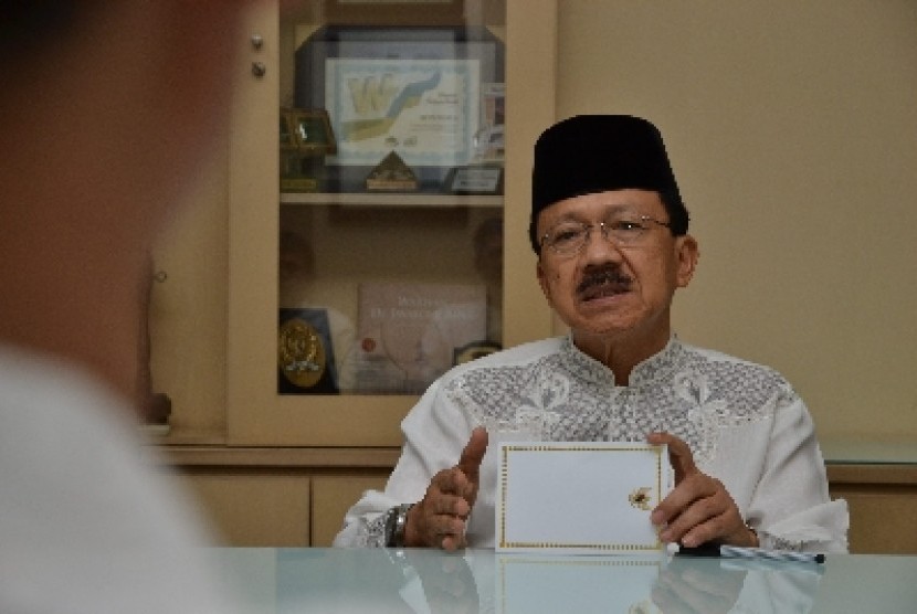 Gubernur DKI Jakarta Fauzi Bowo sedang memberikan penjelasan saat diskusi dengan Redaksi Harian Republika di Jakarta, Jumat (3/8). Dalam penjelasannya Foke mengungkapkan sejumlah persoalan di DKI antara lain mengenai kemiskinan dan E-KTP.
