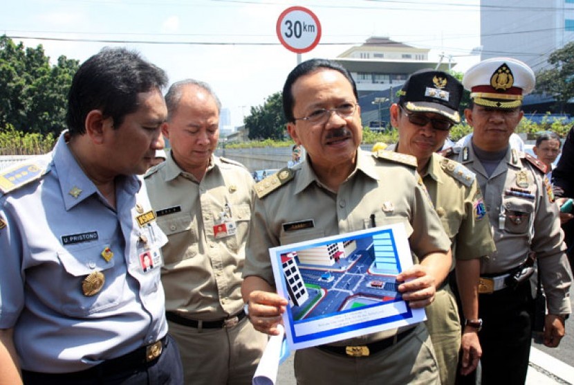 Gubernur DKI Jakarta Fauzi Bowo (tengah) bersama Kepala Dinas Perhubungan DKI Jakarta Udar Pristono (kiri) meninjau kesiapan operasional terowongan atau underpass di Jalan Trunojoyo, Jakarta, Rabu (3/7). Rencananya underpass yang merupakan satu paket denga