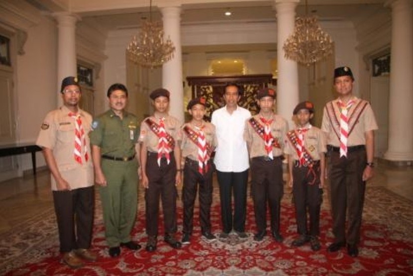 Gubernur DKI Jakarta, Joko Widodo alias Jokowi melepas delegasi pramuka dari satuan komunitas (Sako) Sekawan Persada Nusantara (SPN)