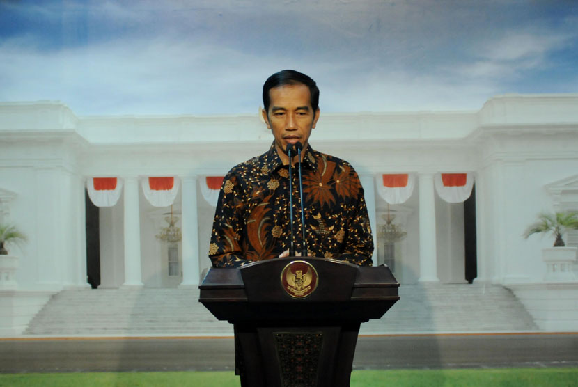 Gubernur DKI Jakarta Joko Widodo alias Jokowi memberikan keterangan pers usai menemui Presiden Susilo Bambang Yudhoyono di Kantor Presiden, Jakarta, Selasa (13/5).