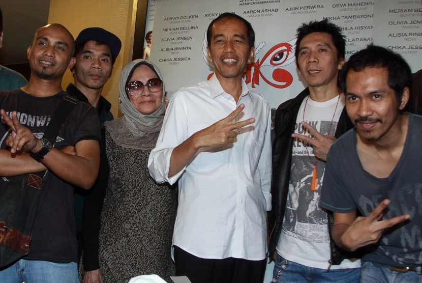 Gubernur DKI Jakarta Joko widodo atau Jokowi (tengah) berfoto bersama grup band Slank saat acara nonton bareng film 