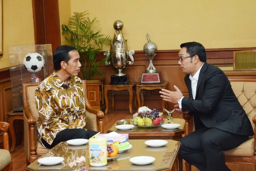 Gubernur DKI Jakarta Joko Widodo berbincang dengan  Wali Kota Bandung Ridwan Kamil (kanan) di Balai Kota Bandung, Kamis (17/4).  (Republika/Edi Yusuf)