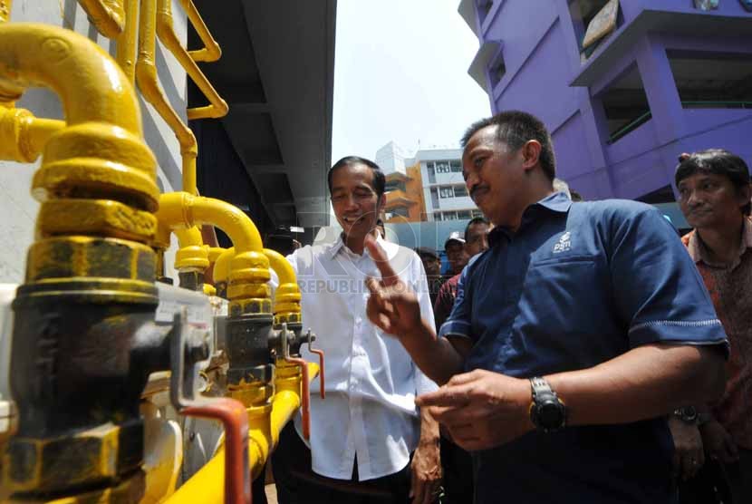 Gubernur DKI Jakarta Joko Widodo di dampingi petugas PGN memantau jajaran pipa gas sambungan rumah di rumah susun Marunda, Jakarta Utara, Kamis (25/9).(Republika/Rakhmawaty La'lang)