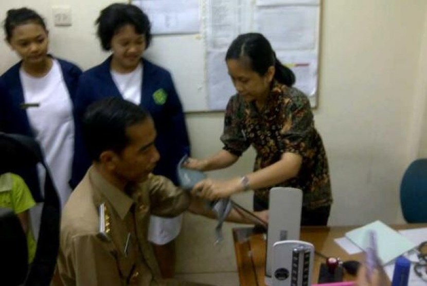 Gubernur DKI Jakarta, Joko Widodo (Jokowi) ikut periksa tekanan darah saat sidak di Puskesmas Kramat Sentiong, Jakpus.