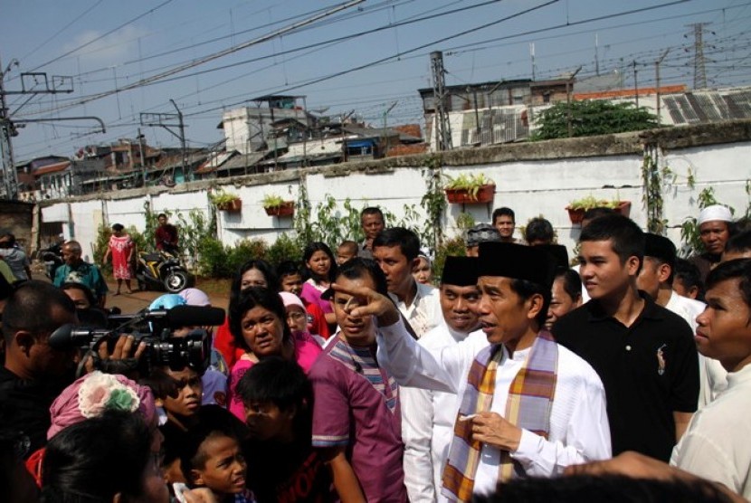 Gubernur DKI Jakarta Joko Widodo (Jokowi) menyapa warga saat berkunjung di Kampung Deret, Tanah Tinggi, Kecamatan Johar Baru, Jakarta Pusat, Kamis (8/8)