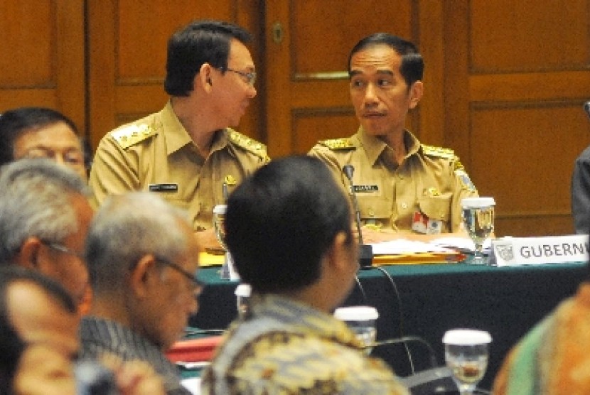 Gubernur DKI Jakarta Joko Widodo (kaanan) dan Wakil Gubernur Basuki Tjahaja Purnama (kiri)