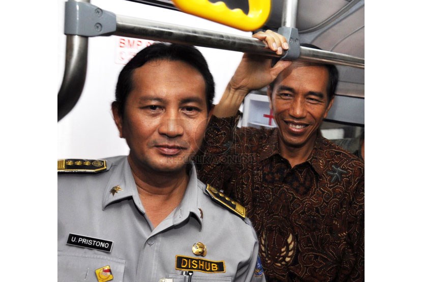  Kepala Dinas Perhubungan DKI Jakarta Udar Pristono (kiri) bersama Gubernur DKI Jakarta Joko Widodo (kanan).