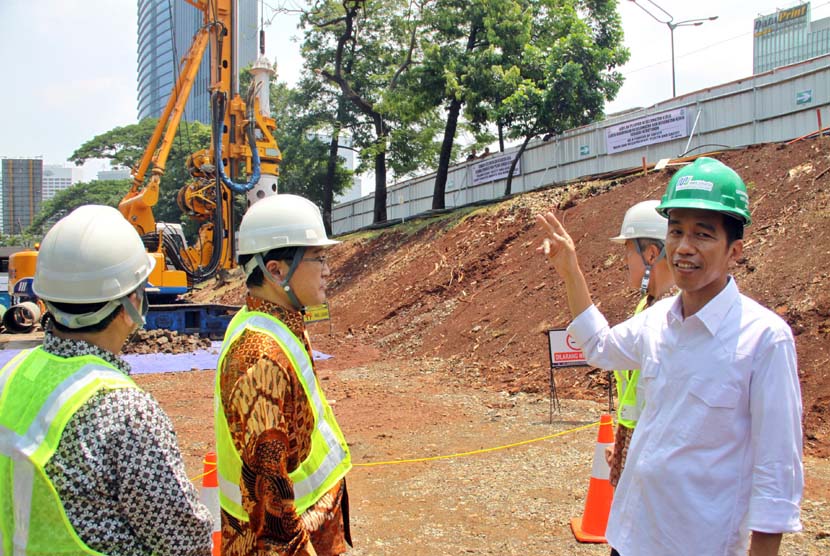   Gubernur DKI Jakarta Joko Widodo (kanan) meninjau proyek MRT usai melakukan peletakan batu pertama pembangunan Stasiun MRT di Dukuh Atas, Jakarta, Kamis (10/10).  (Republika/Yasin Habibi)