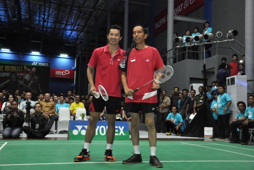 Gubernur DKI Jakarta Joko Widodo (kanan), Pebulutangkis Taufik Hidayat (kiri) berfoto bersama pada acara soft launching Taufik hidayat arena di kawasan Ciracas, Jakarta Timur, Senin (10/12). Taufik Hidayat arena merupakan arena bulutangkis pertama di Indon