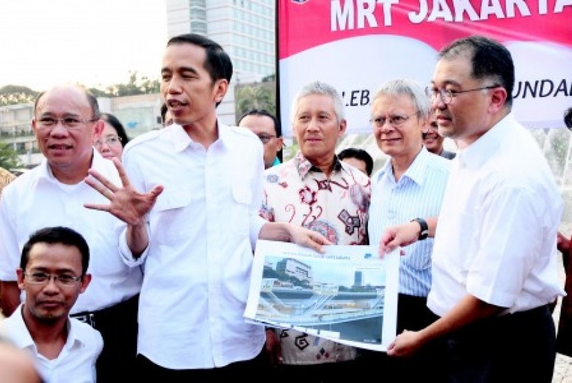 Gubernur DKI Jakarta Joko Widodo (kedua kiri) 