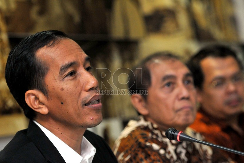  Gubernur DKI Jakarta Joko Widodo (kiri) bersama  Ketua BPK Hadi Purnomo menjawab pertanyaan pers usai pertemuan di Kantor BPK, Jakarta, Senin (7/10).  (Republika/Prayogi)