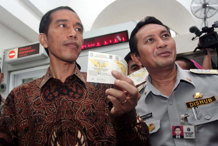 Gubernur DKI Jakarta Joko Widodo (kiri) dan Kepala Dinas Perhubungan DKI Jakarta Udar Pristono.