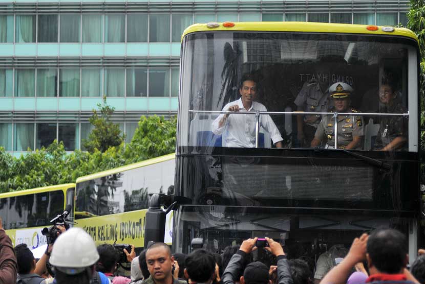  Gubernur DKI Jakarta Joko Widodo (kiri) mencoba bus tingkat pariwisata pada peresmian bus tersebut di Bundaran HI, Jakarta, Kamis (16/1). 