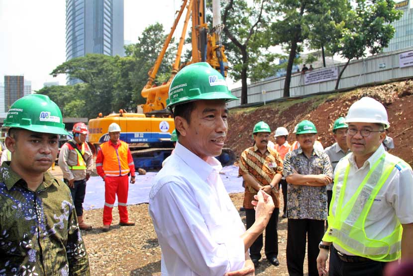  Gubernur DKI Jakarta Joko Widodo (kiri) meninjau proyek MRT usai melakukan peletakan batu pertama pembangunan Stasiun MRT di Dukuh Atas, Jakarta, Kamis (10/10).  (Republika/Yasin Habibi)