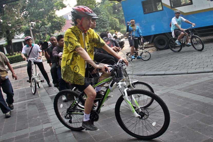  Gubernur DKI Jakarta Joko Widodo melakukan kampanye penggunaan sepeda sebagai alat transportasi, dengan mengayuh sepeda saat berangkat kerja, dari rumah menuju Balaikota di Jakarta Pusat, Jumat (1/11).   (Republika/Yasin Habibi)