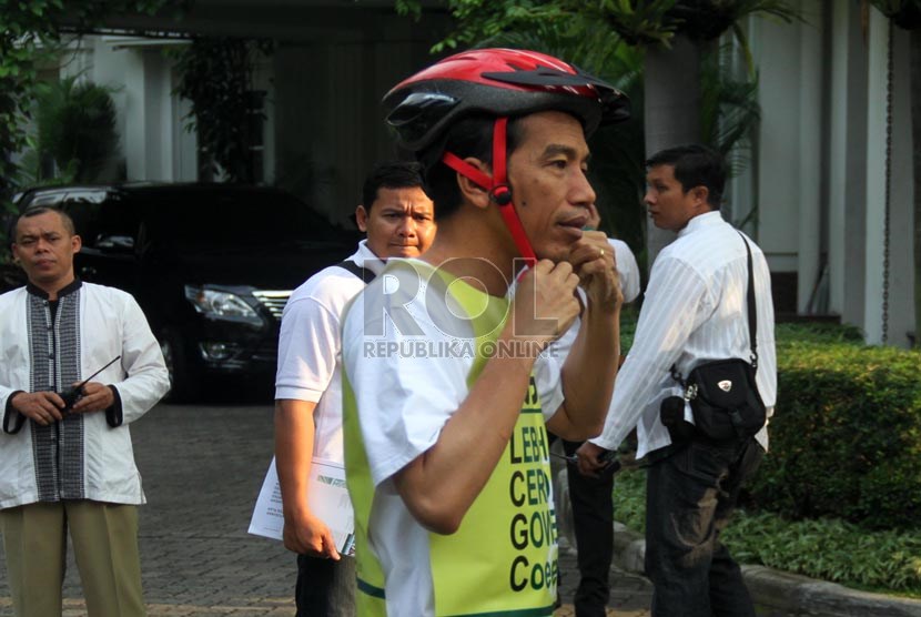  Gubernur DKI Jakarta Joko Widodo melakukan kampanye penggunaan sepeda sebagai alat transportasi, dengan mengayuh sepeda saat berangkat kerja, dari rumah menuju Balaikota di Jakarta Pusat, Jumat (1/11).   (Republika/Yasin Habibi)