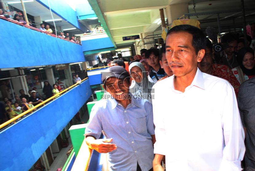  Gubernur DKI Jakarta Joko Widodo melakukan peninjauan saat peresmian Blok G Pasar Tanah Abang, Jakarta Pusat, Senin (2/9).(Republika/Yasin Habibi)