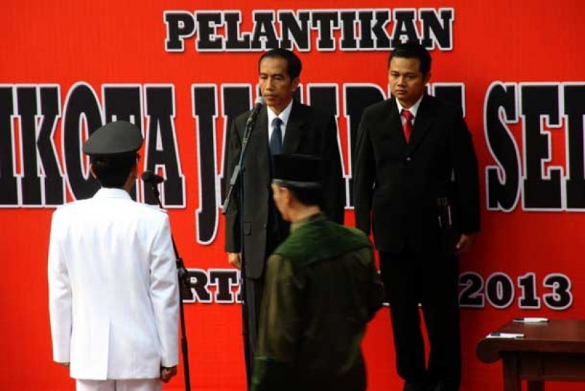   Gubernur DKI Jakarta Joko Widodo melantik Walikota Jakarta Selatan yang baru Syamsudin Noor di Perkampungan Budaya Betawi, Setu Babakan, Jakarta Selatan, Rabu (15/5). 