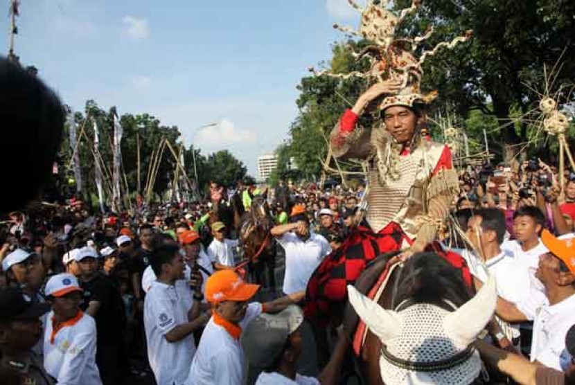 Gubernur DKI Jakarta Joko Widodo menaiki kuda saat perayaan Jakarnaval 2013 di Jalan Medan Merdeka Selatan, Jakarta, Ahad (30/6). 