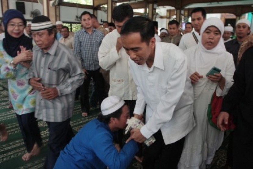 Gubernur DKI Jakarta, Joko Widodo, menerima jabat tangan dari seorang warga usai melakukan Shalat Jumat di Masjid Sunda Kelapa, Jakarta, Jumat (26/10).