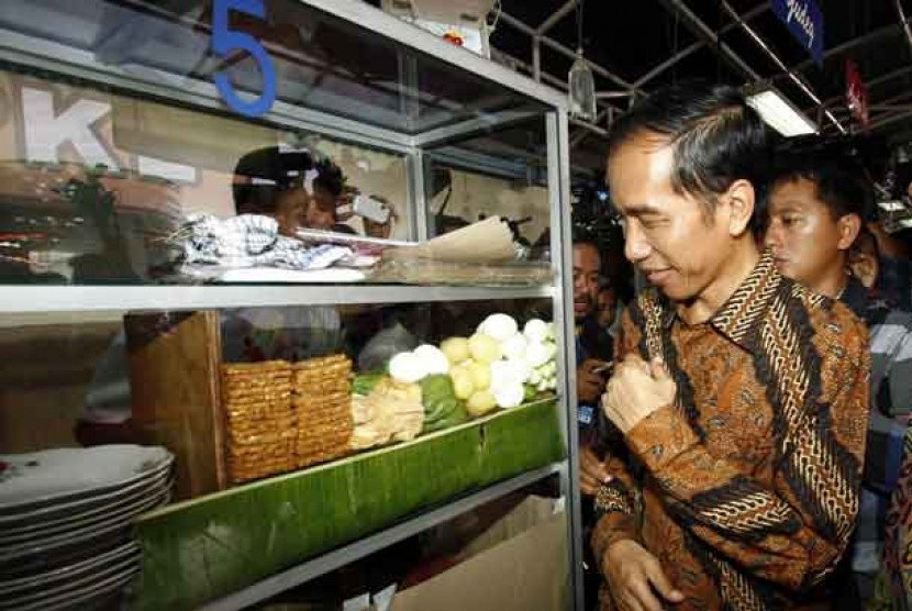 Gubernur DKI Jakarta Joko Widodo mengunjungi area pedagang kaki lima (PKL) usai peresmian penataan PKL di jalan Daan Mogot, Jakarta Barat, Kamis (28/2).