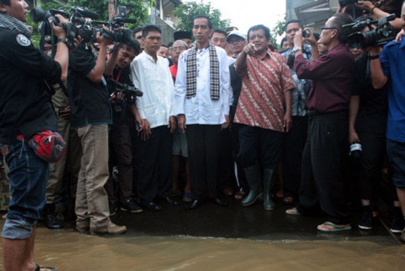  Gubernur DKI Jakarta Joko Widodo mengunjungi lokasi banjir di Kawasan Rawajati, Jakarta, Rabu (16/1). 