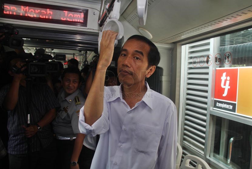  Gubernur DKI Jakarta Joko Widodo meninjau bus Transjakarta gandeng atau articulated bus saat peluncuran armada baru di Halte TransJakarta Ancol, Jakarta Utara, Rabu (22/1).    (Republika/Yasin Habibi)