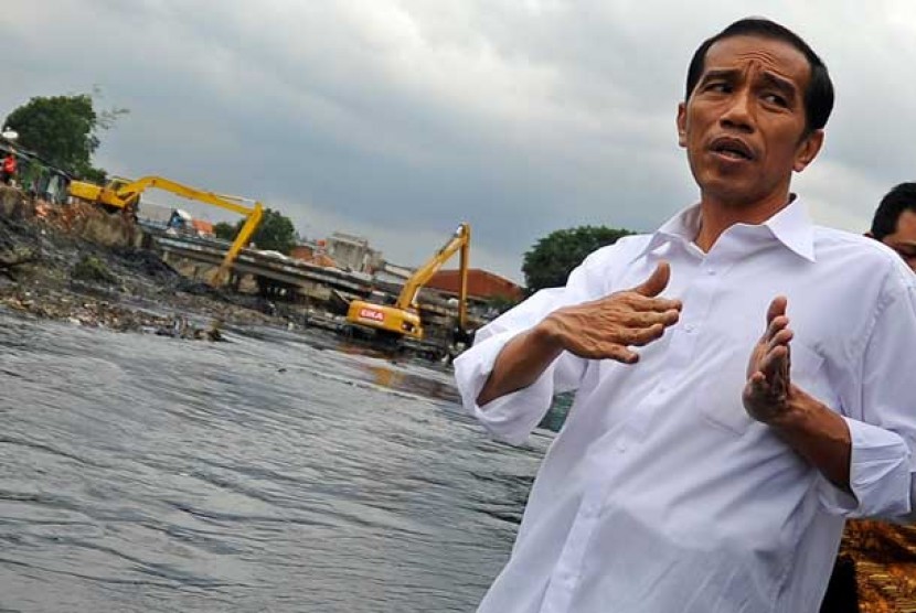Gubernur DKI Jakarta, Joko Widodo meninjau proses normalisasi Sungai Pakin, di Penjaringan, Jakarta Utara, Senin (18/2).