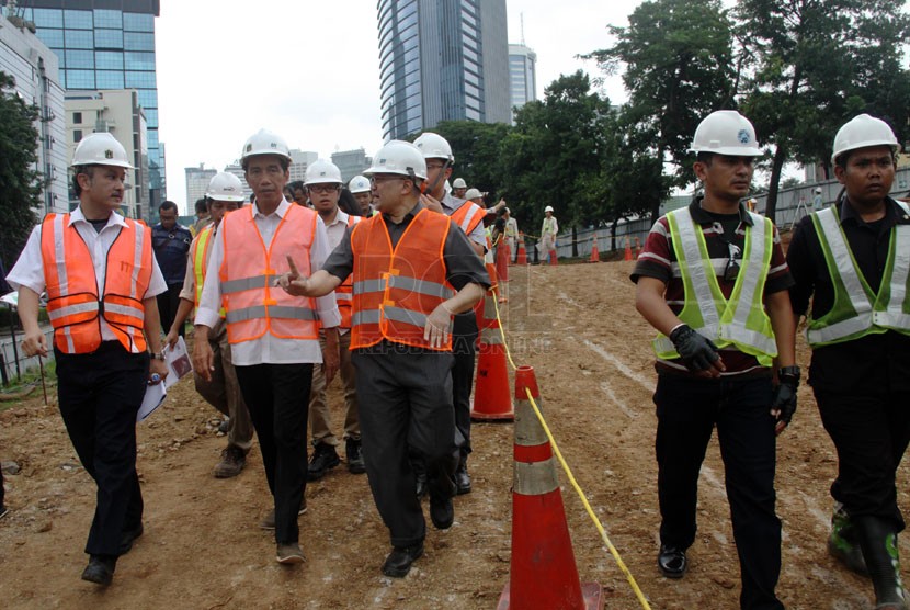 Gubernur DKI Jakarta Joko Widodo meninjau Stasiun Mass Rapid Transit (MRT) Dukuh Atas, Jakarta Pusat, Selasa (25/3). (Republika/Yasin Habibi)