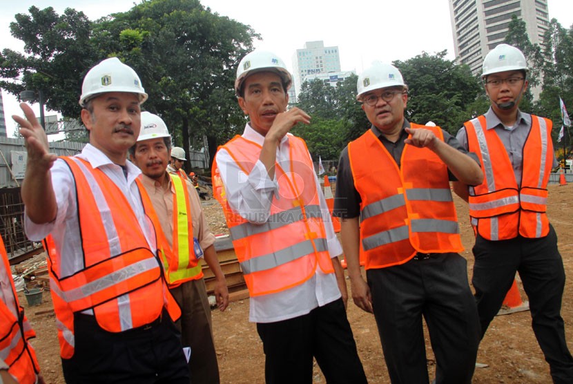 Gubernur DKI Jakarta Joko Widodo meninjau Stasiun Mass Rapid Transit (MRT) Dukuh Atas, Jakarta Pusat, Selasa (25/3). (Republika/Yasin Habibi)