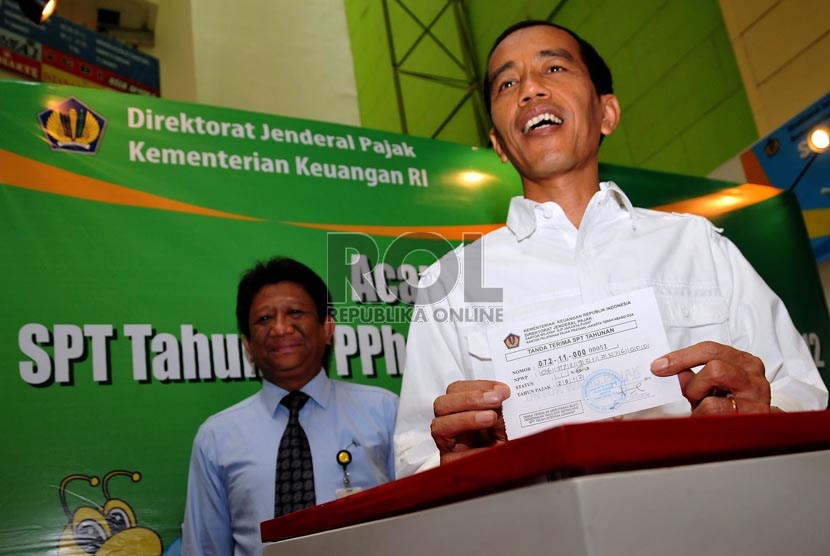  Gubernur DKI Jakarta Joko Widodo menunjukan SPT Pajak Penghasilan (PPh) pribadi tahun 2012 di Pasar Tanah Abang, Jakarta Pusat, Senin (18/03).  (Republika/Prayogi)