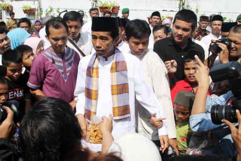  Gubernur DKI Jakarta Joko Widodo menyapa warga saat kunjungan lebaran di Kampung Deret, Tanah Tinggi, Kecamatan Johar Baru, Jakarta Pusat, Kamis (8/8). 
