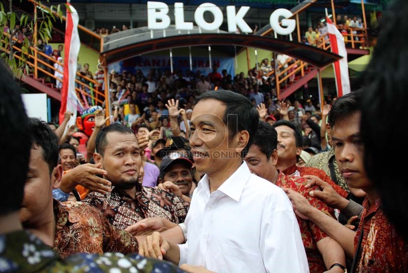  Gubernur DKI Jakarta Joko Widodo menyapa warga saat peresmian Blok G Pasar Tanah Abang, Jakarta Pusat, Senin (2/9).(Republika/Yasin Habibi)