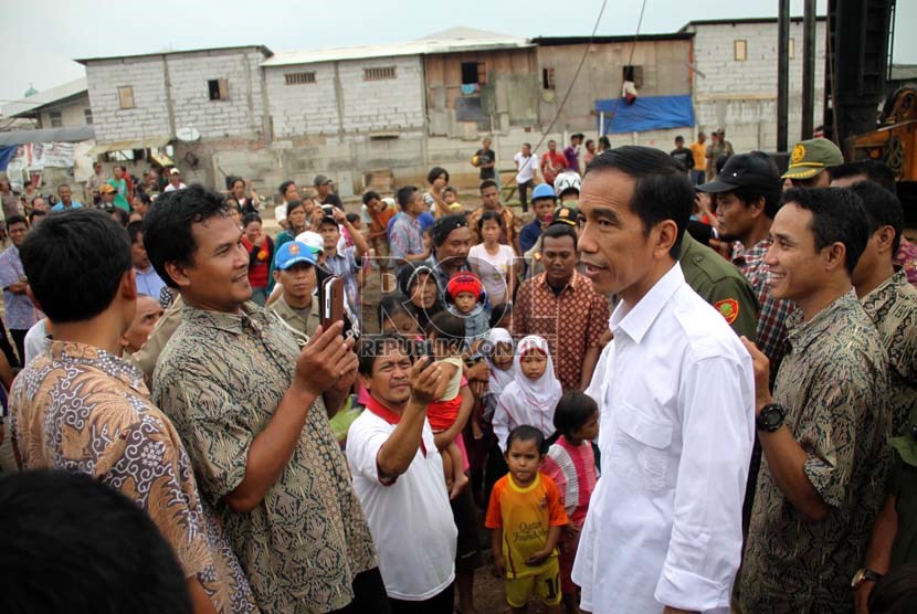  Gubernur DKI Jakarta Joko Widodo meresmikan pembangunan Rusunawa Muara Baru di Penjaringan, Jakarta Utara, Senin (15/7).    (Republika/ Yasin Habibi)