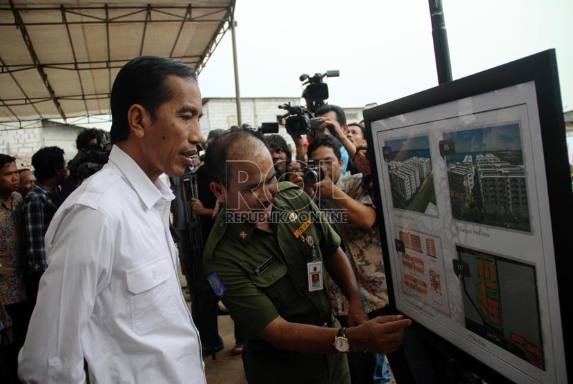 Gubernur DKI Jakarta Joko Widodo meresmikan pembangunan Rusunawa Muara Baru di Penjaringan, Jakarta Utara, Senin (15/7).    (Republika/ Yasin Habibi)