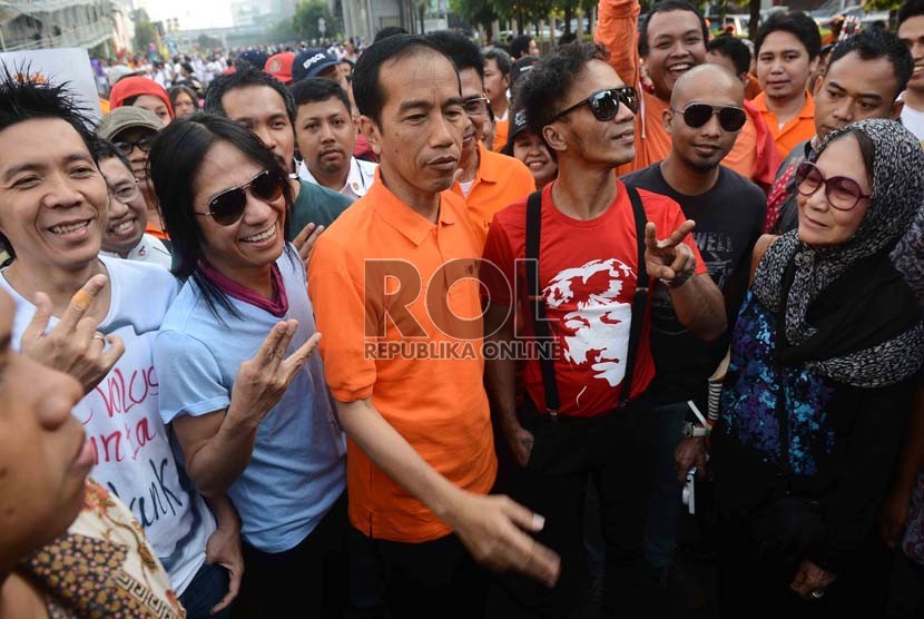  Gubernur DKI jakarta, Joko Widodo (tengah) bersama personil grup Slank 