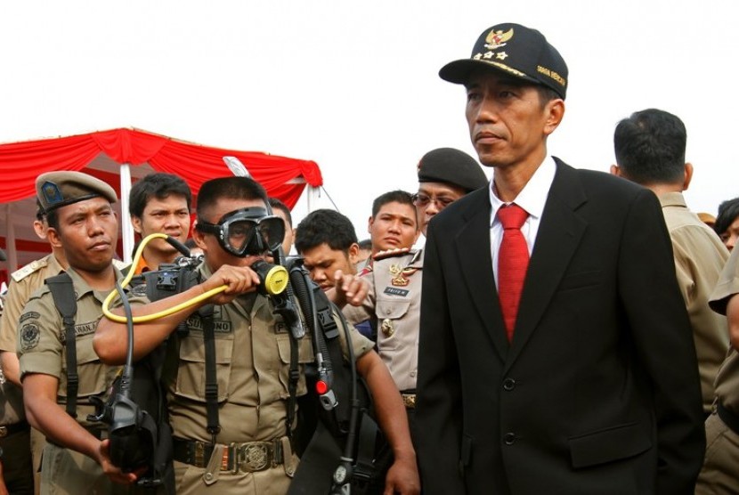 Gubernur DKI Jakarta Jokowi mengecek kesiapan peralatan siaga bencana dalam apel siaga banjir di Lapangan Monas, Jakarta, Selasa (6/11).