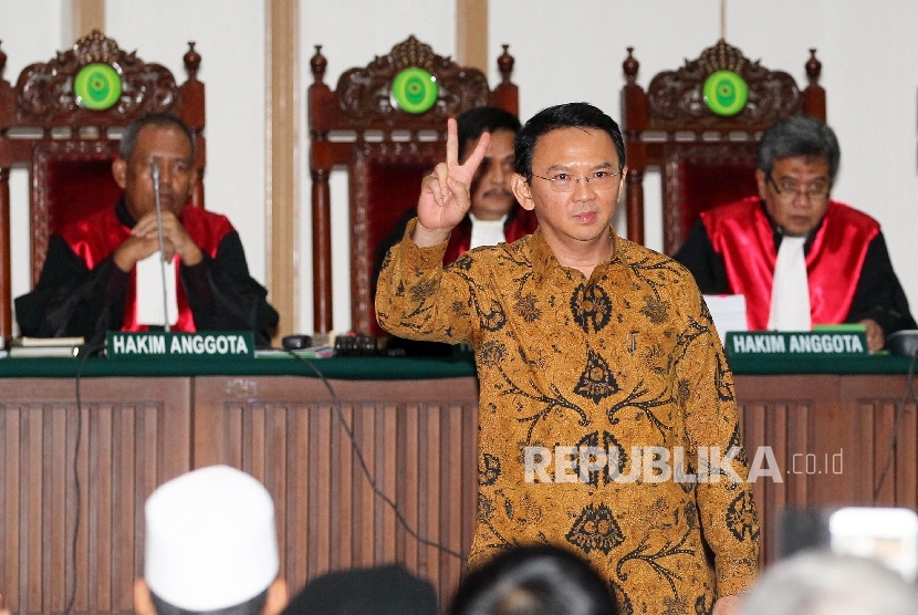 Gubernur DKI Jakarta nonaktif Basuki Tjahaja Purnama (Ahok) menjalani sidang lanjutan dengan agenda pemeriksaan saksi atas kasus dugaan penisataan agama di auditorium Kementerian Pertanian, Jakarta, Selasa (3/1).