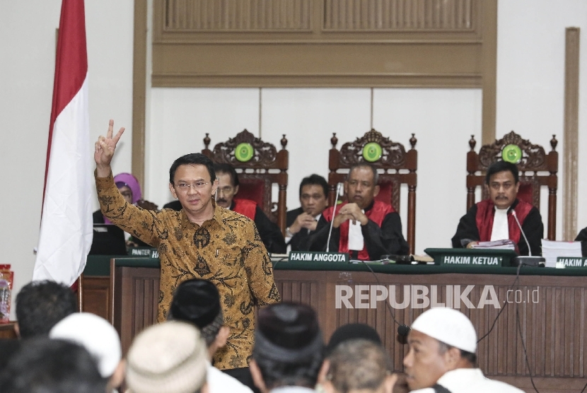 Gubernur DKI Jakarta nonaktif Basuki Tjahaja Purnama (Ahok) mengikuti persidangan lanjutan atas kasusnya di auditorium Kementerian Pertanian, Jakarta, Selasa (3/1).