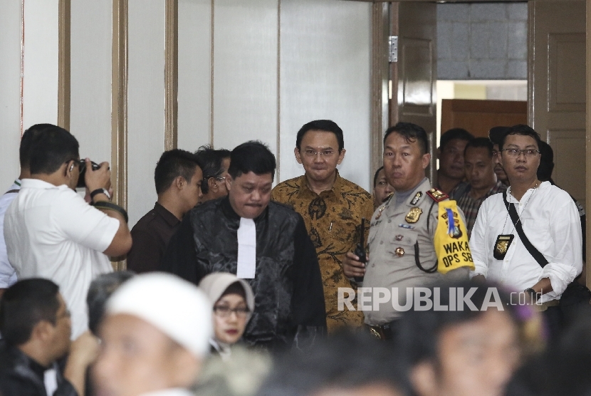 Gubernur DKI Jakarta non aktif Basuki Tjahaja Purnama (Ahok) menjalani sidang lanjutan dengan agenda pemeriksaan saksi atas kasus dugaan penisataan agama di auditorium Kementrian Pertanian, Jakarta, Selasa (3/1)