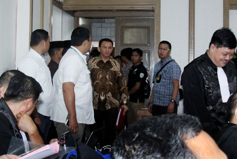 Gubernur DKI Jakarta nonaktif Basuki Tjahaja Purnama alias Ahok (keempat kiri) memasuki ruang sidang untuk menjalani sidang lanjutan kasus dugaan penistaan agama di Auditorium Kementerian Pertanian, Jakarta Selatan, Selasa (17/1).