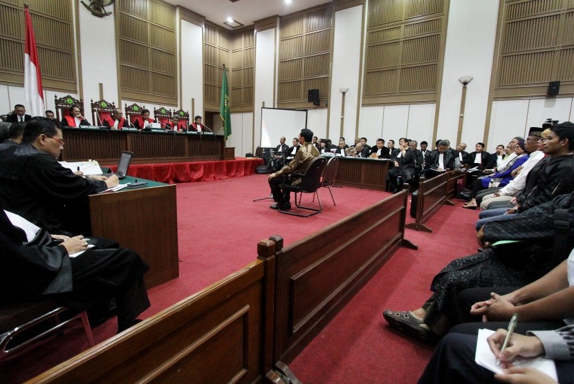 Gubernur DKI Jakarta nonaktif Basuki Tjahaja Purnama alias Ahok (tengah) menjalani sidang lanjutan kasus dugaan penistaan agama di Auditorium Kementerian Pertanian, Jakarta Selatan, Selasa (17/1).