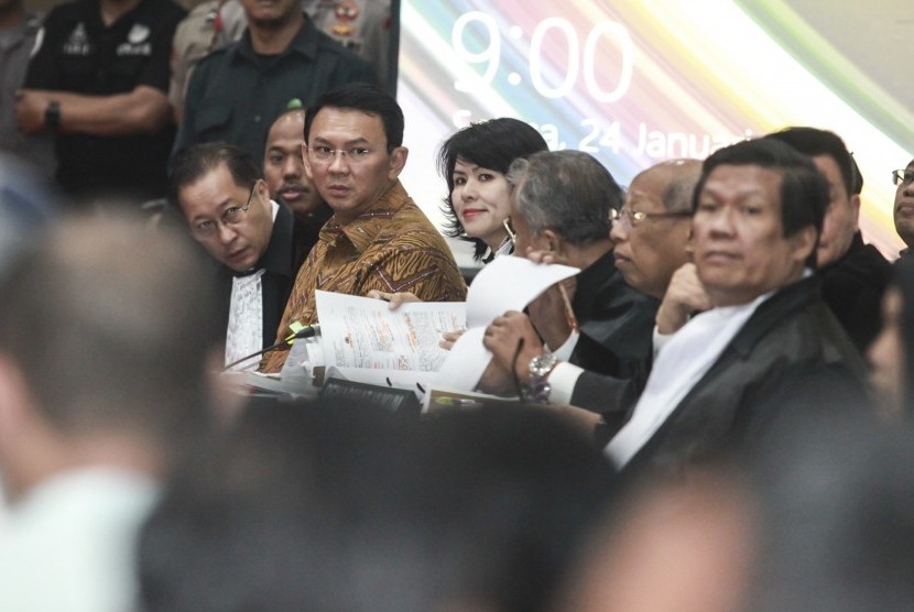 Gubernur DKI Jakarta nonaktif Basuki Tjahaja Purnama alias Ahok menjalani sidang lanjutan kasus dugaan penistaan agama di Auditorium Kementerian Pertanian, Jakarta, Selasa (24/1).