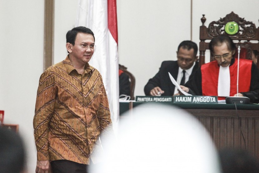 Gubernur DKI Jakarta nonaktif Basuki Tjahaja Purnama alias Ahok memasuki ruang sidang untuk menjalani sidang lanjutan kasus dugaan penistaan agama di Auditorium Kementerian Pertanian, Jakarta, Selasa (24/1).