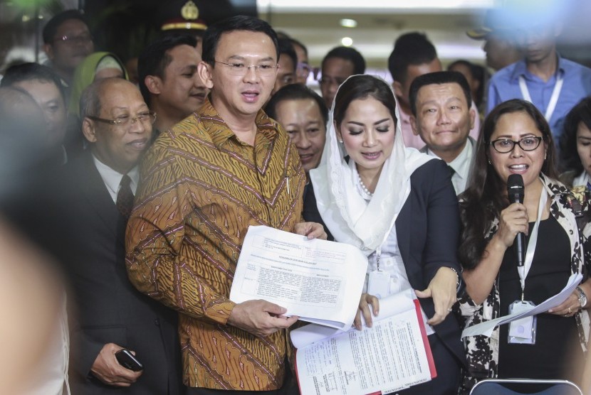 Gubernur DKI Jakarta nonaktif Basuki Tjahaja Purnama alias Ahok (ketiga kiri) didampingi kuasa hukumnya menunjukan bukti kejanggalan sejumlah saksi pelapor saat memberikan keterangan kepada media usai menjalani sidang lanjutan kasus dugaan penistaan agama 