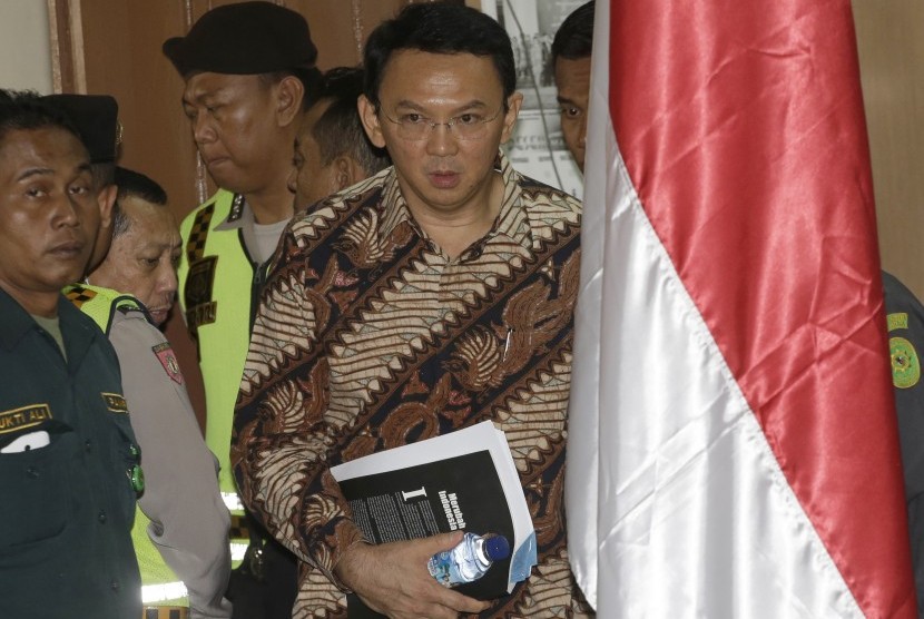 Gubernur DKI Jakarta nonaktif Basuki Tjahaja Purnama atau Ahok bersiap menjalani sidang perdana kasus dugaan penistaan agama di PN Jakarta Utara, Selasa (13/12).