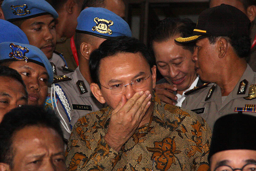 Gubernur DKI Jakarta nonaktif Basuki Tjahaja Purnama atau Ahok (tengah). 