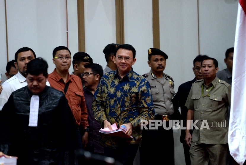 Gubernur DKI Jakarta nonaktif Basuki Tjahaja Purnama atau Ahok memasuki ruang persidangan kasus dugaan penistaan agama oleh PN Jakarta Utara di Auditorium Kementan, Ragunan, Jakarta Selatan, Selasa (4/4).
