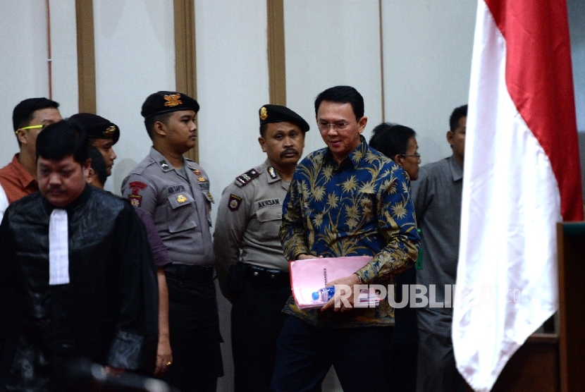 Gubernur DKI Jakarta nonaktif Basuki Tjahaja Purnama atau Ahok memasuki ruang persidangan kasus dugaan penistaan agama oleh PN Jakarta Utara di Auditorium Kementan, Ragunan, Jakarta Selatan, Selasa (4/4).