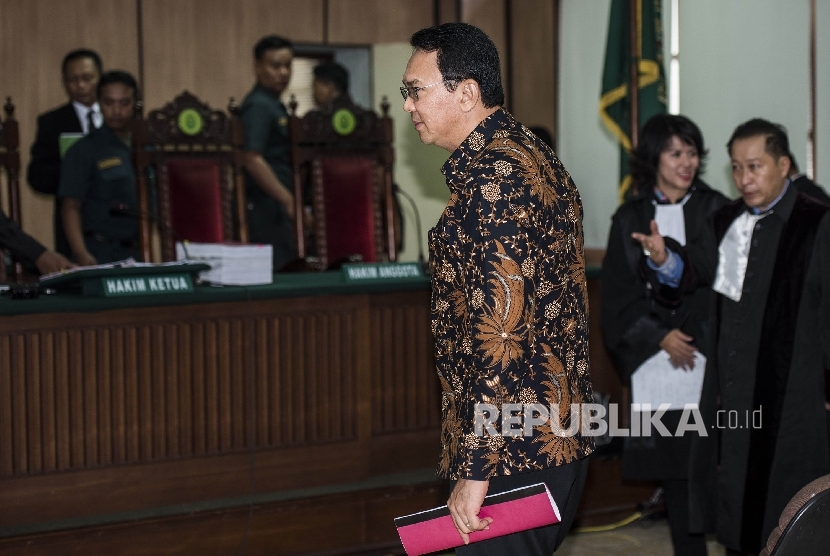 Gubernur DKI Jakarta nonaktif Basuki Tjahaja Purnama beranjak dari duduk seusai menjalani sidang lanjutan kasus dugaan penistaan agama di PN Jakarta Utara, Jakarta, Selasa (20/12).